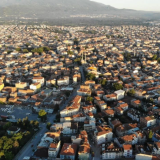 İnegöl şehir merkezi kuşbakışı manzarası ve Elber İnşaat'ın modern konut projeleriyle değer kattığı gelişen yaşam alanları.