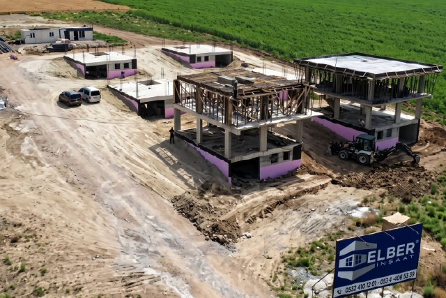 Elber İnşaat Villa Projesi Şantiye Süreci Elber İnşaat İnegöl konut projesi şantiye alanı; yapımı devam eden villaların kaba inşaat süreci ve havadan görünümü.